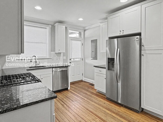 Building Photo - 4 Bed/3 Bath Townhome with In-Unit Laundry / Available Now!