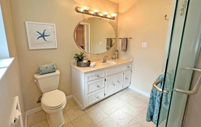 Building Photo - Cozy single level end unit located in Oliv...