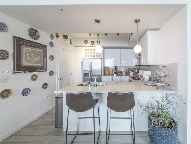 Building Photo - 999 SW 1st Ave