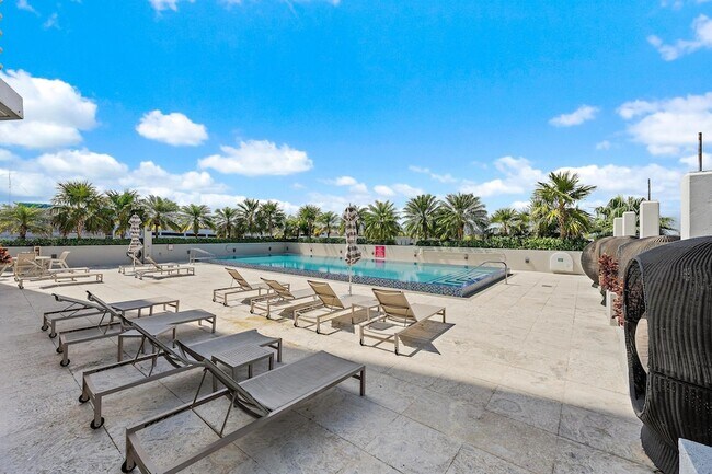 Building Photo - 1551 N Flagler Dr