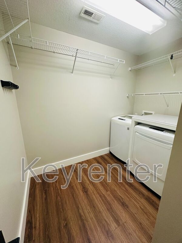 Building Photo - 5330 Blue Star Dr