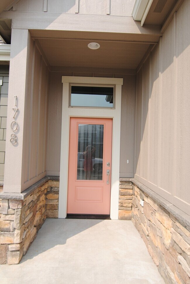 Building Photo - 1708/1710 Danny Boy Ln. Duplex