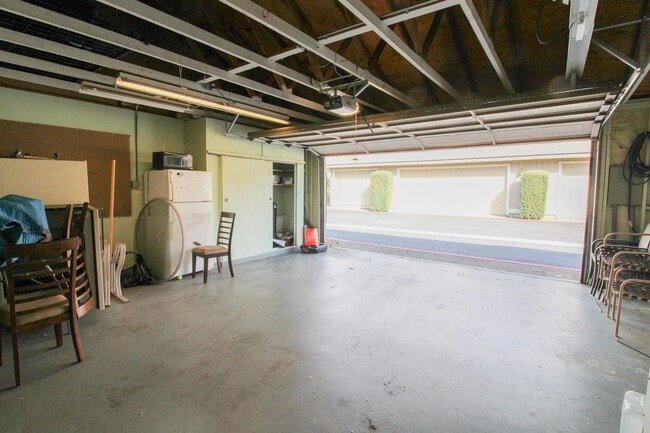 Building Photo - 2 Bedroom Townhouse with 2-Car Garage in The Villages near Downtown SLO