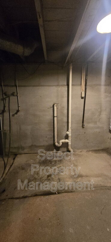 Building Photo - 702 Archer Ave