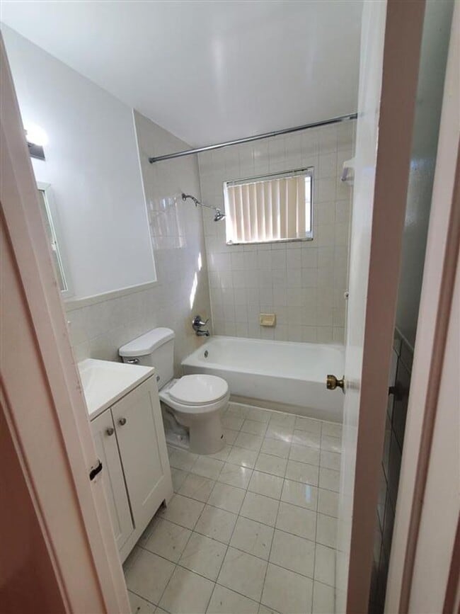 Building Photo - 965-975-975 Biarritz Dr