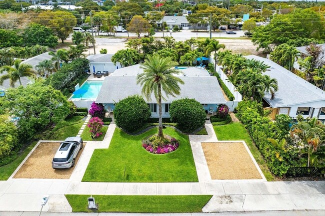 Building Photo - 340 NE 7th Ave