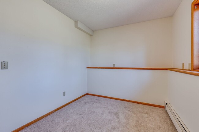 Building Photo - 4bd PLUS OFFICE 2ba 2car garage overlookin...