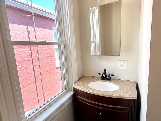 Building Photo - beautifully updated 3-bedroom, 1-bathroom townhouse