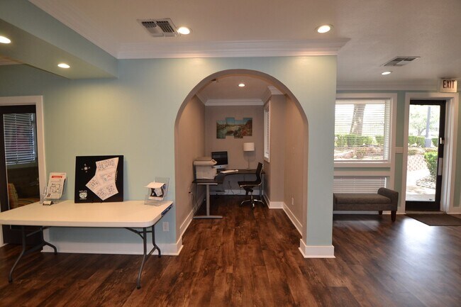 Building Photo - Remodel Condo - Minutes to Downtown Austin