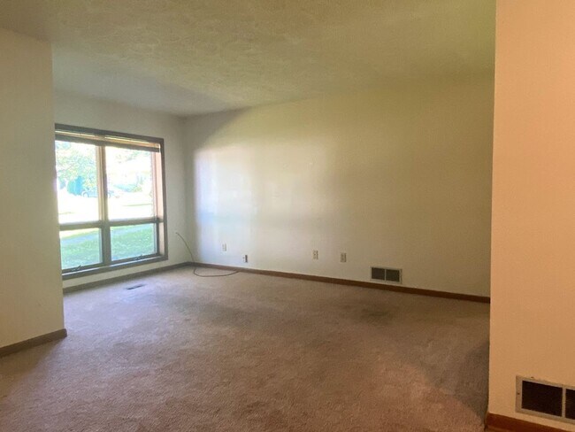 Building Photo - ***AUGUST 2027*** Lower Level 2 bedroom, 2 bath home with large yard (Great for large group!)