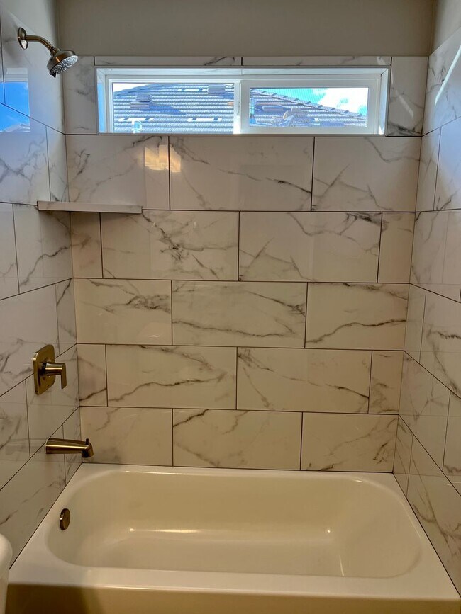 Building Photo - Beautiful 3 bedroom, 2.5 bathroom townhome!!