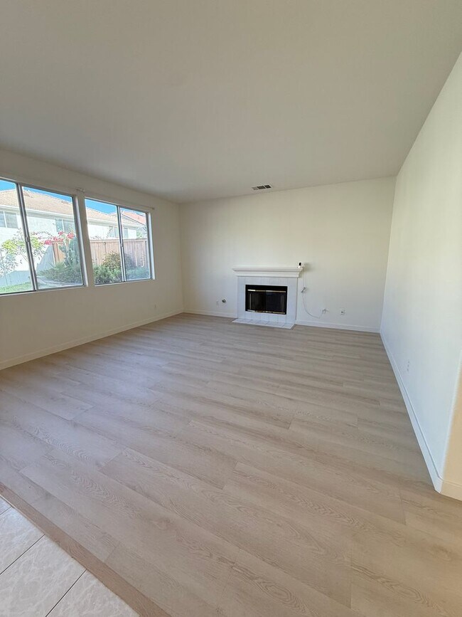 Building Photo - Move-In Ready 4-Bedroom in Irvine – Walk t...
