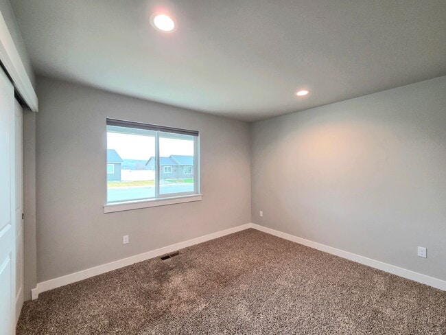 Building Photo - Newer Home in a Newer Community! 3-Bed, 2-Bath