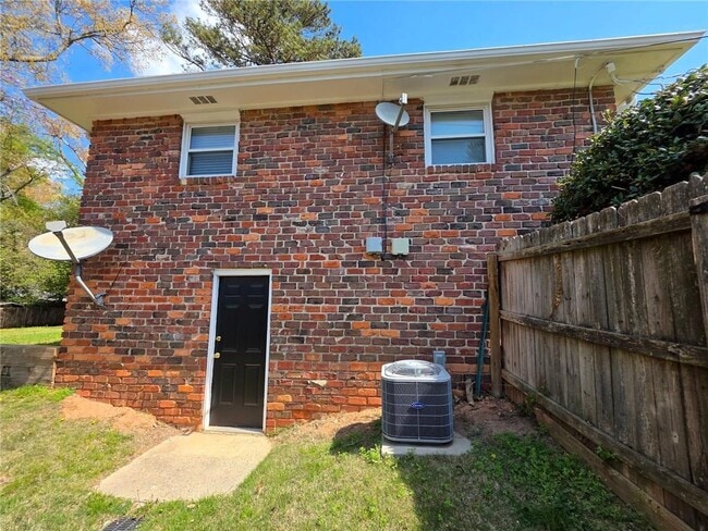 Building Photo - 652 Forest Ridge Dr SE