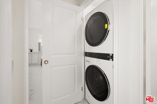 Building Photo - 10450 Wilshire Blvd