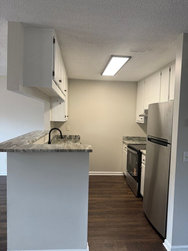 Building Photo - Available NOW- 113 Commons-Move in Special 1/2 off the first month rent with 12-month Lease