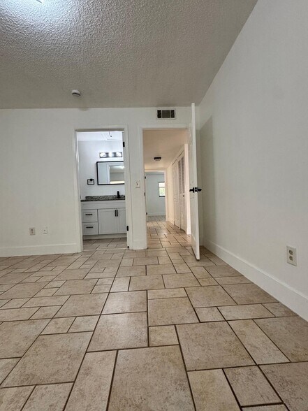 Building Photo - 725 Northlake Blvd