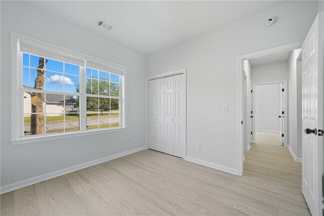 Building Photo - 4000 River Green Pkwy