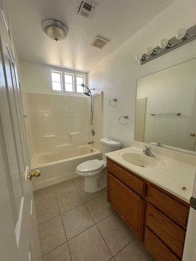 Building Photo - 3 bedroom, 2 bath in Copper Hills