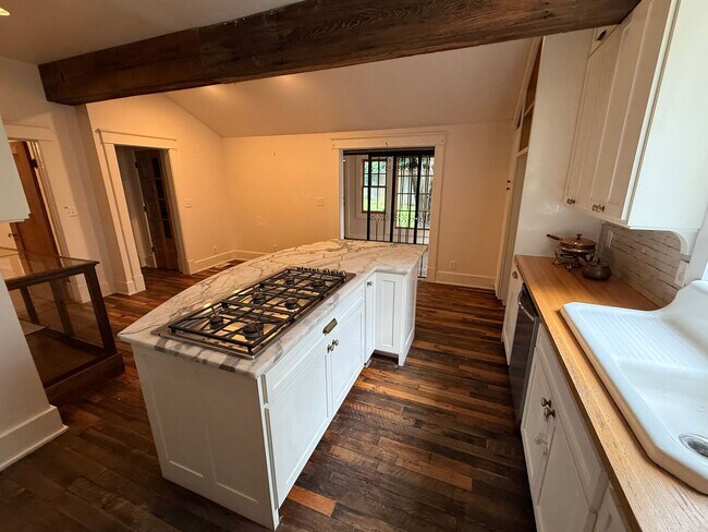 Building Photo - Charming For Lease Opportunity in Historic Carlton Place!