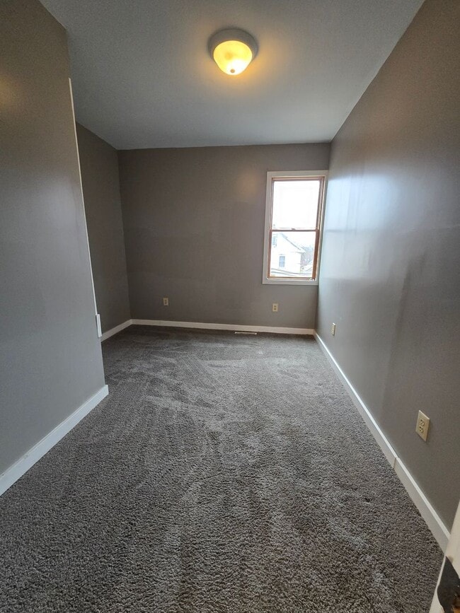 Building Photo - Updated 3br house!!