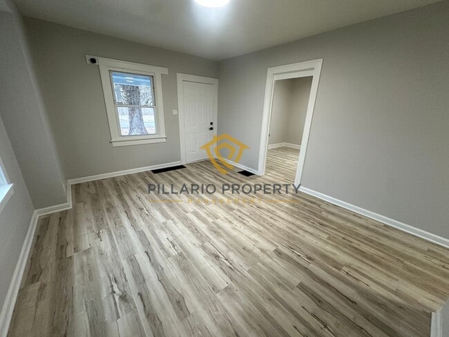 Building Photo - Welcome home to this beautiful 2 bedroom, 2 full bath in Forest Manor, just minutes from the Fair...