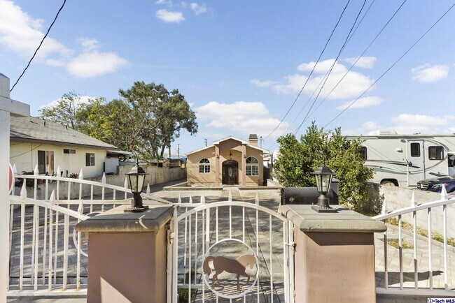 Building Photo - 10521 Leolang Ave