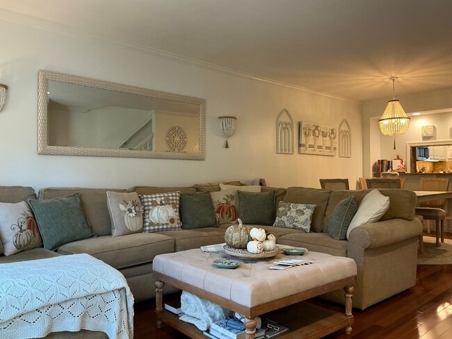 Building Photo - Exceptional 2 bedroom Condo