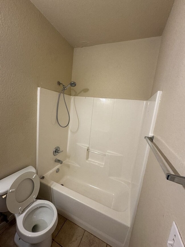 Building Photo - AVAILABLE NOW!!