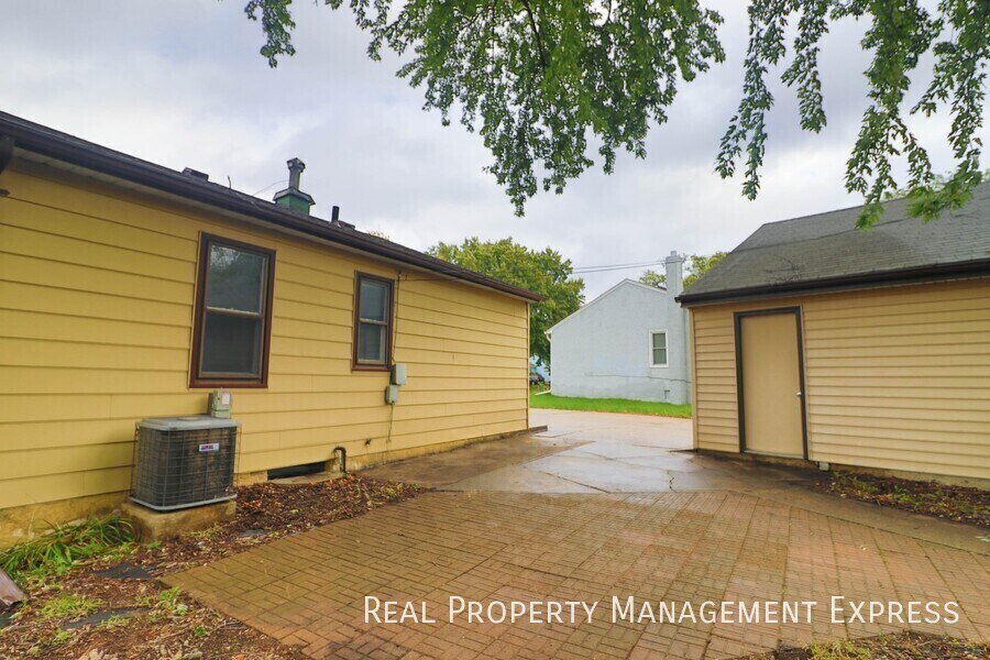 Building Photo - 3 Bed Home w/ Large Garage