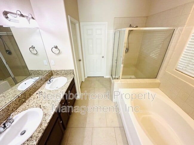 Building Photo - 3862 Buckingham Ave