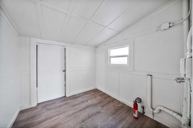 Building Photo - North Park - Detached Bungalow 1 bed / 1 b...
