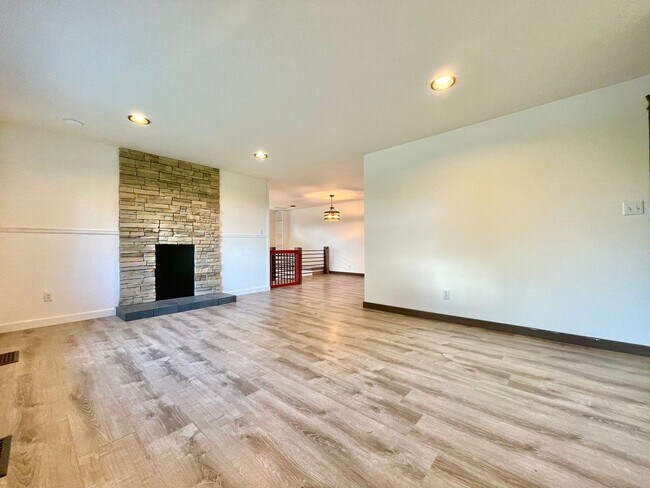 Building Photo - 17606 33rd Pl W