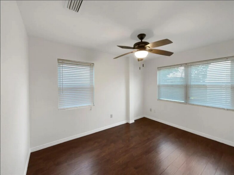 Building Photo - 930 School St