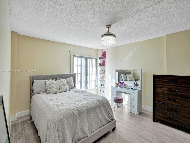 Building Photo - 4152 Inverrary Dr