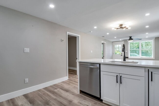 Building Photo - 3 BED | 2 BATH | REAR OFF-STREET PARKING |...