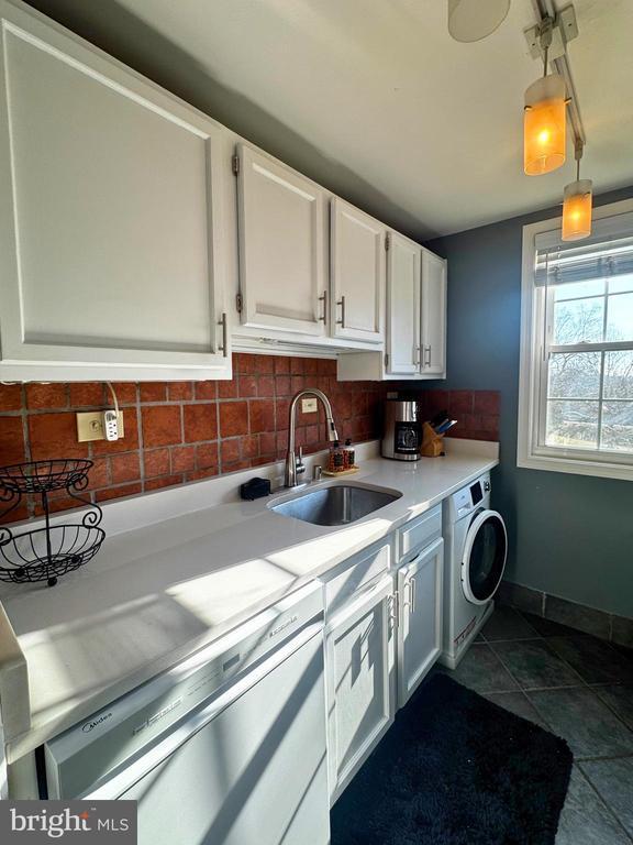 Building Photo - 4372 N Pershing Dr