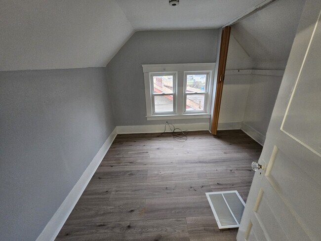 Building Photo - 1852 E 32nd St