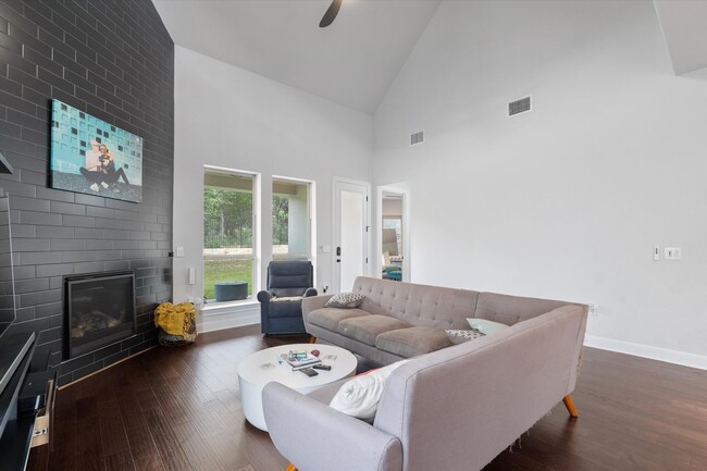 Building Photo - Stunning 4-Bedroom Home in Northwest Austi...