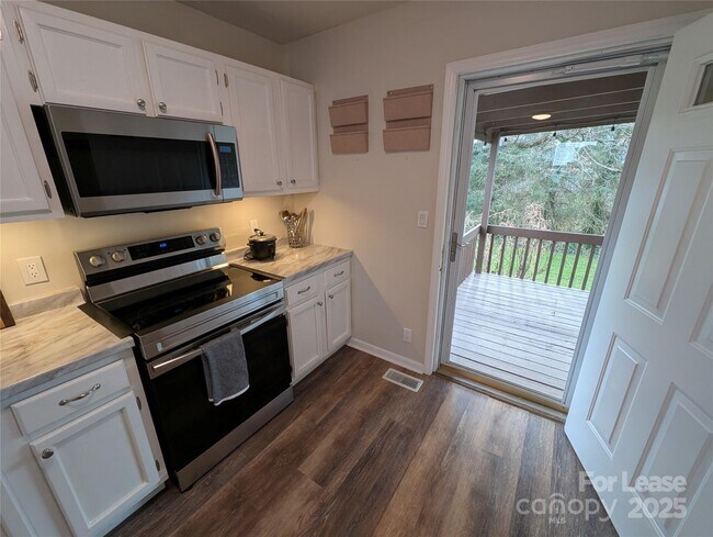 Building Photo - 25.5 Woodrow Ave