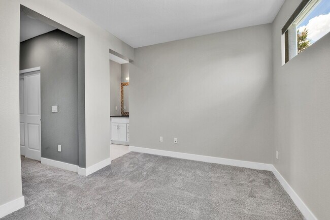 Building Photo - $2,850- 2 Bed/2.5-bathroom Townhome in Denver with Rooftop Deck!