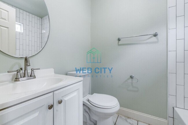 Building Photo - 405 Viaduct St