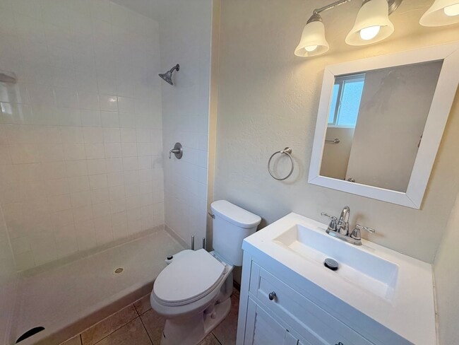 Building Photo - College View Estates Home - Spacious, Bright, and Beautiful Living