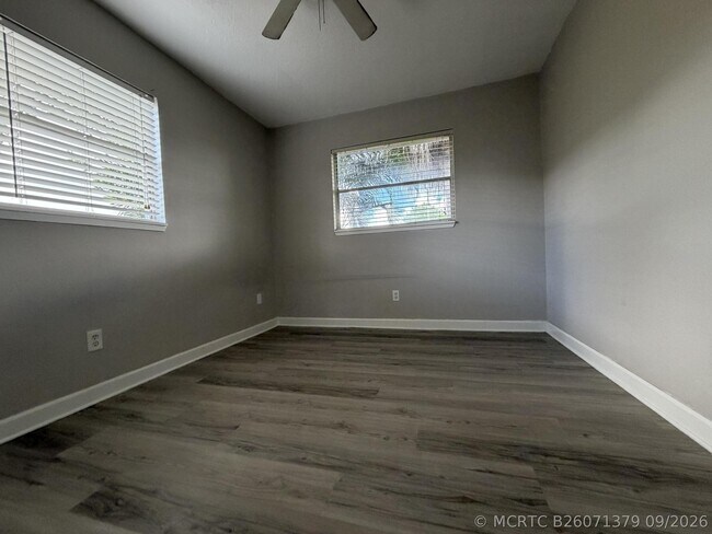 Building Photo - 1633 SE Arapaho Ave