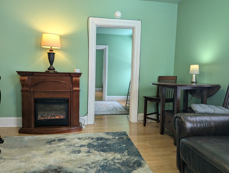 Building Photo - 423 Budd St