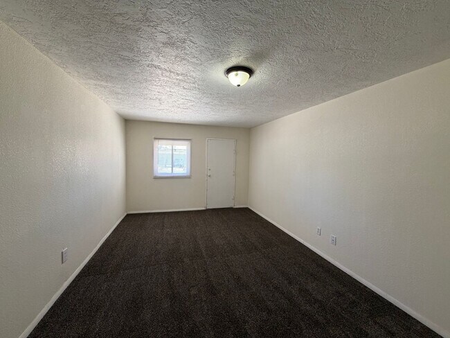 Building Photo - Quaint 4 Bedroom 2 Bathroom Home In The NE!