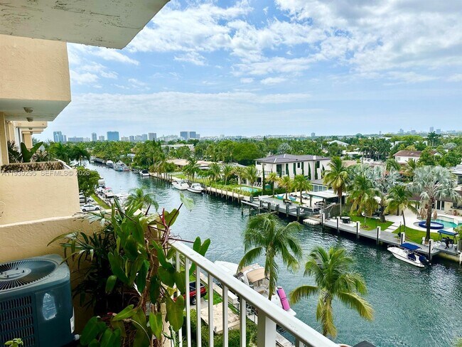 Building Photo - 2350 NE 135th St