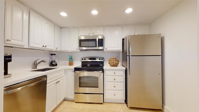 Building Photo - 1824 S Ocean Dr