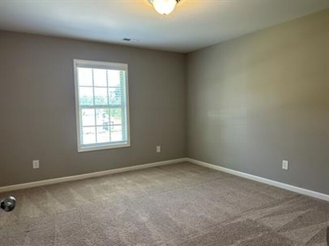 Building Photo - Stunning Pet-Friendly Home with Spacious L...