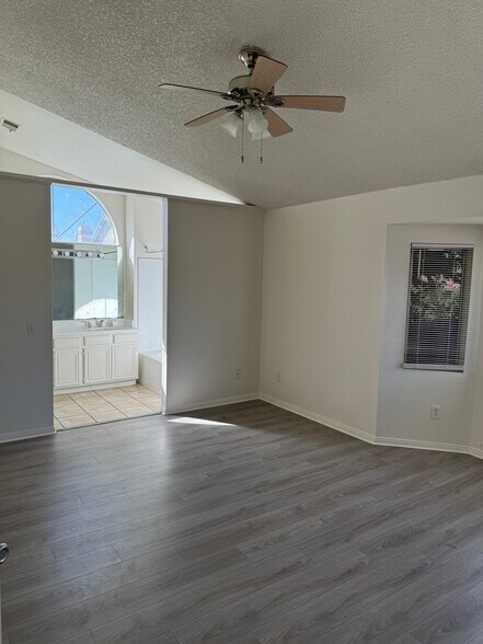 Building Photo - 37413 Norwich Dr